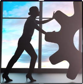 Kvinde skubber tandhjul mod vindue