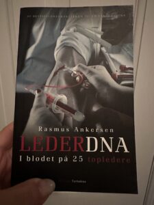 Leder DNA af Rasmus Ankersen